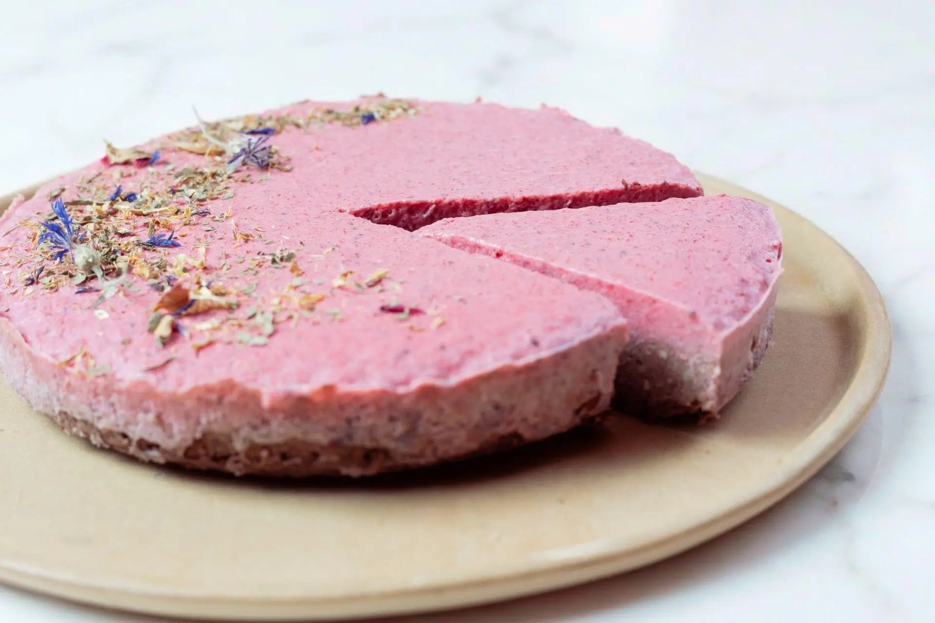 Buchweizen Erdbeer RAW Kuchen mit gekeimten Buchweizensprossen