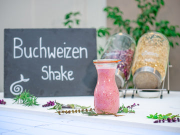 Buchweizen Shake mit frischen oder tiefgekühlten Beeren