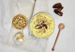 Dattel Curry Aufstrich mit Deglet Nour Datteln und Buchweizen Sprossen