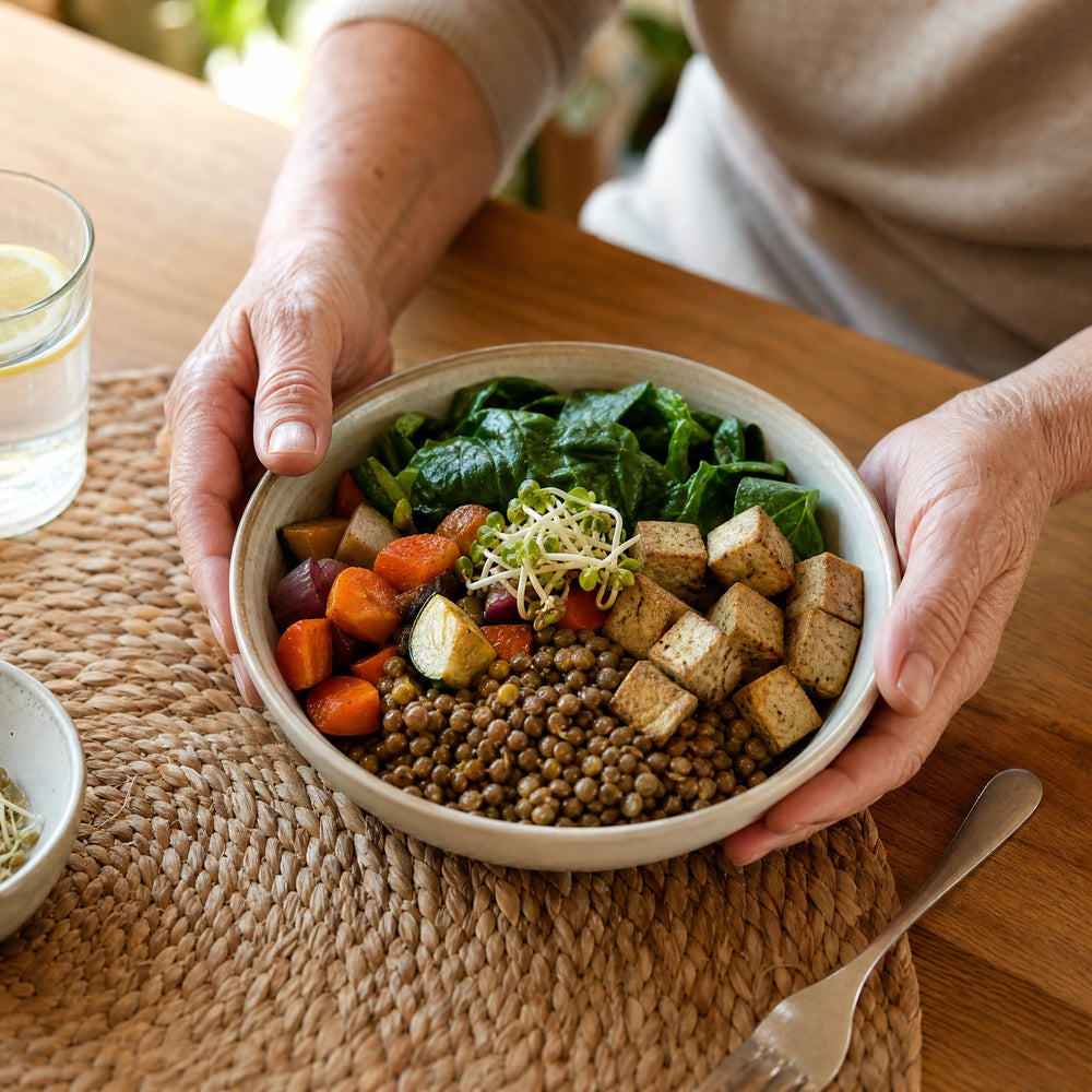 Linsen Bowl mit Gemüse, Tofu und Mungbohnen Sprossen