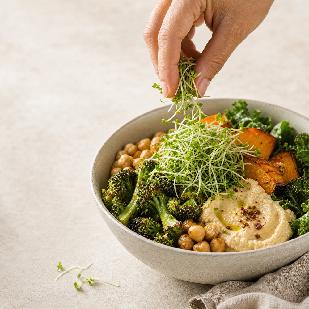 Frische Brokkoli-Sprossen als Topping auf einer vegetarischen Bowl