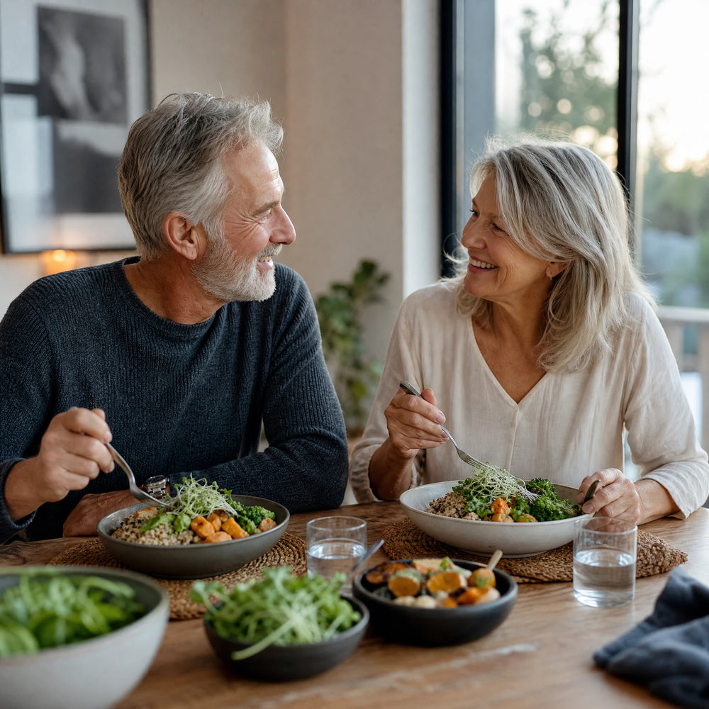 Paar über 60 isst eine Mahlzeit mit frischen Sprossen